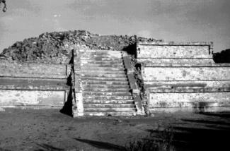 Fachada frontal de la pirámide de El Tecolote