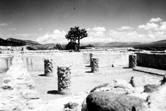 Vista parcial del Palacio de los seis patios en Yagul, reprografía ca. 1940