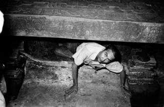 Retrato de Alberto Ruz L'Huillier, ca. 1952, en la cripta funeraria de la Tumba de Pakal, bajo la lápida. Templo de las Inscripciones. Zona arqueológica de Palenque, Chiapas