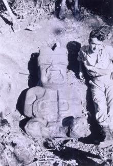 Monumento 10. Expedición de la Smithsonian Institution (ca. 1945). Participaron Matthew Stirling, Marion (esposa) y Philip Drucker