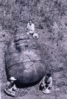 Monumento 1 o “El Rey” in situ. Expedición de la Smithsonian Institution (ca. 1945). Participó Matthew Stirling, Marion (esposa) y Philip Drucker