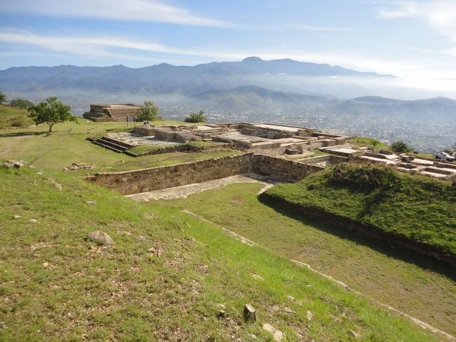 Vista de la Casa de Oriente donde se observa el juego de pelota