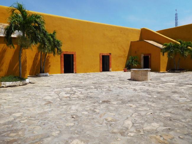 Patio con el pozo del aljibe