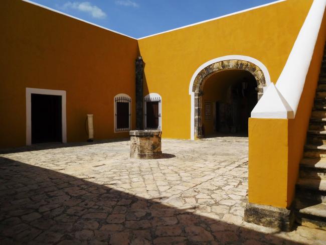 Patio y brocal de pozo