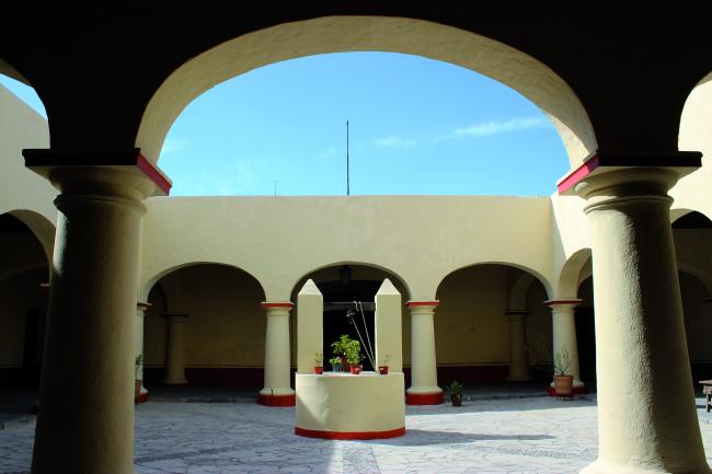 Claustro con aljibe