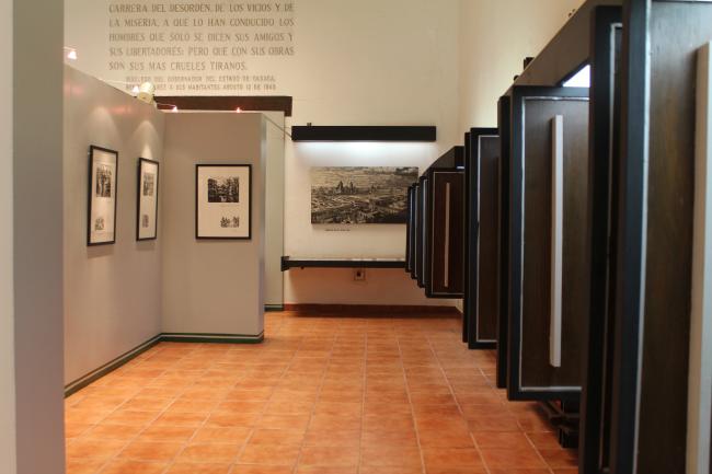 Lado derecho con mamparas para exposición temporal
