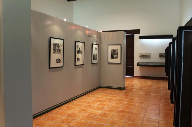 Lado izquierdo con mamparas para exposición temporal