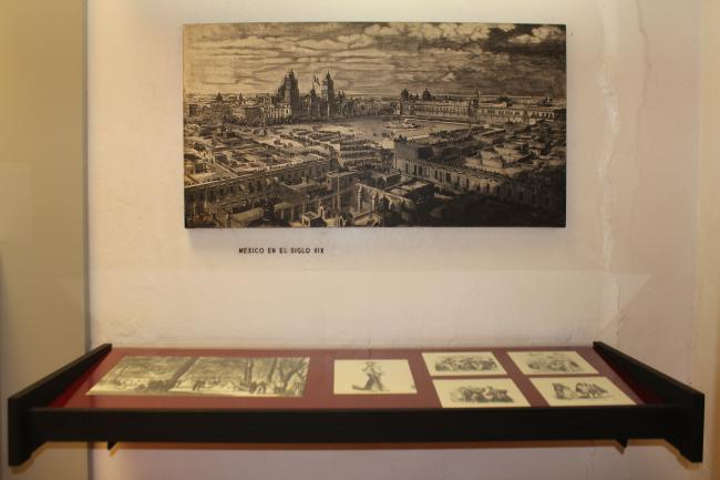 Lado derecho con mamparas para exposición temporal