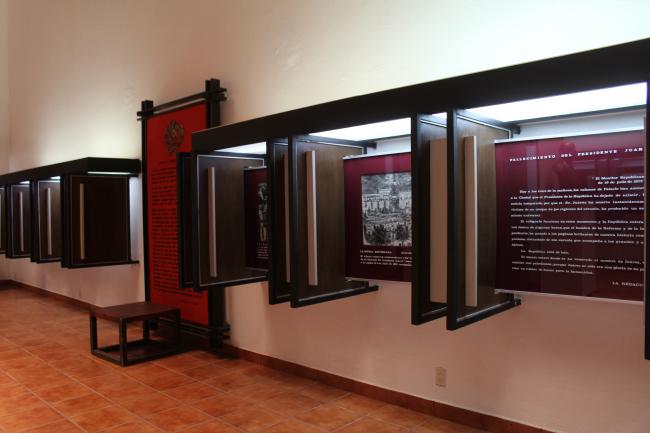 Lado derecho con mamparas para exposición temporal
