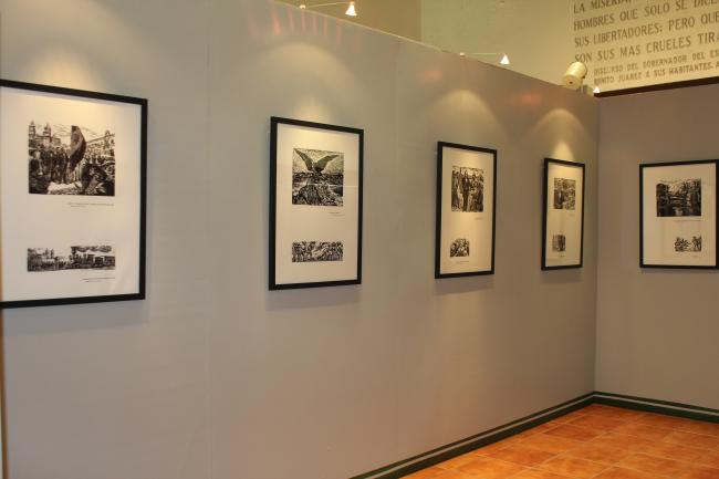Lado derecho con mamparas para exposición temporal