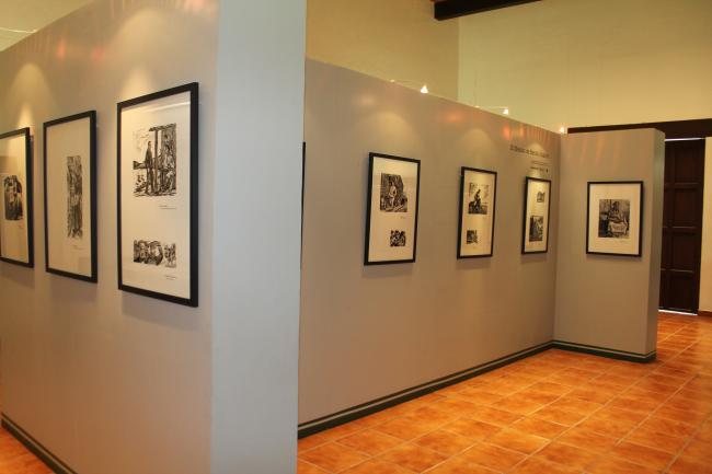 Lado izquierdo con mamparas para exposición temporal