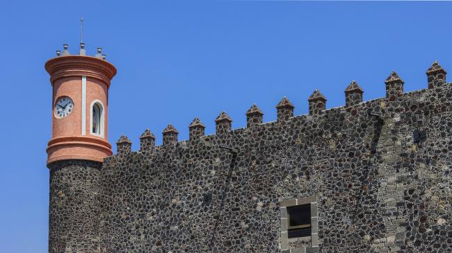 Torreón con reloj
