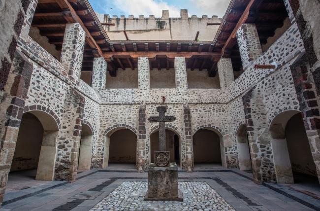Claustro chico o "de La Cruz"