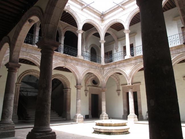 Dos patios (principal y lateral, lado derecho)