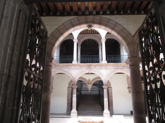 Dos patios (principal y lateral, lado derecho)