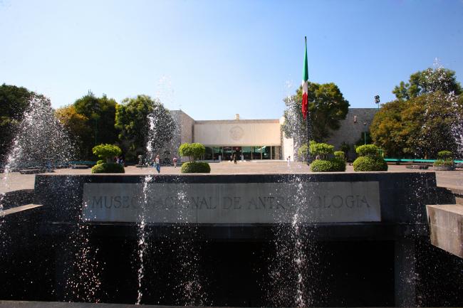 Plaza de acceso y fachada