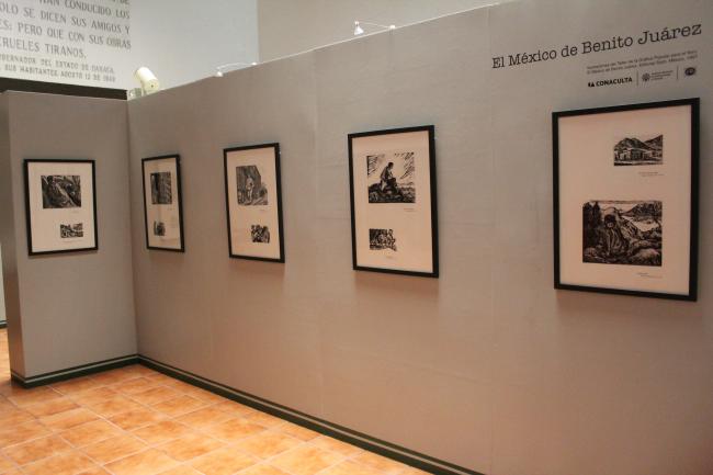 Lado derecho con mamparas para exposición temporal