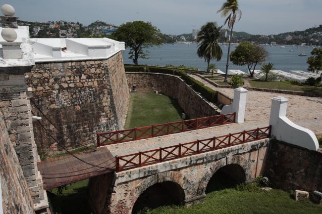 Foso y puente