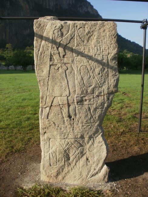Monumento 21. Mujer Ataviada