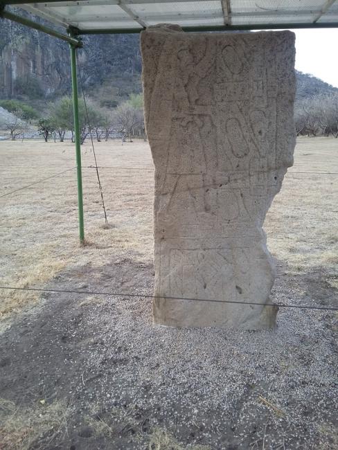 Monumento 21. Mujer Ataviada