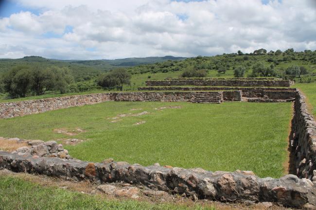 Patio hundido y edificios adyacentes