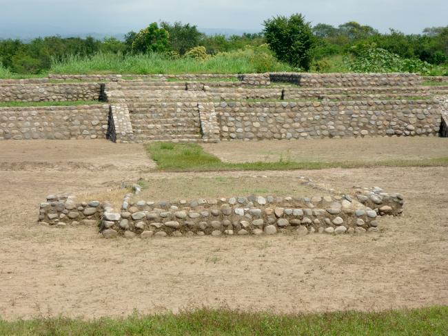 Plataforma Oeste y sección del altar central