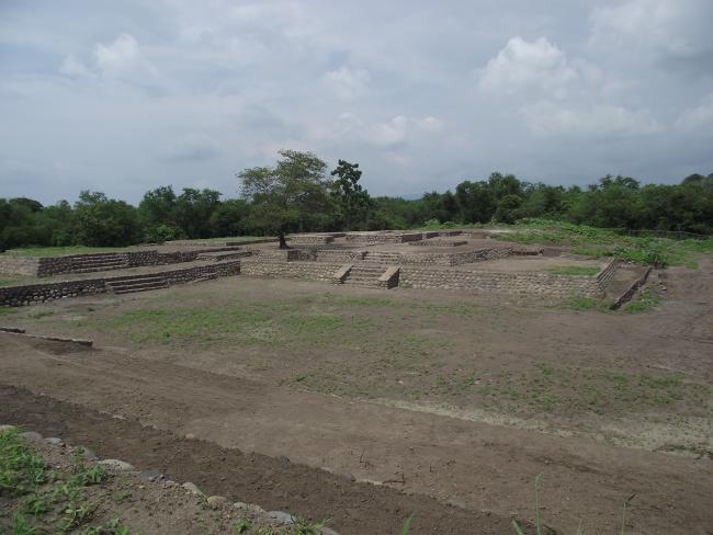Plaza sur y lado oeste de la estructura E-43