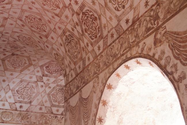 Claustro bajo con pintura mural