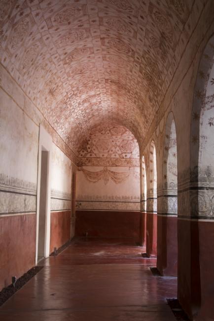 Claustro bajo con pintura mural