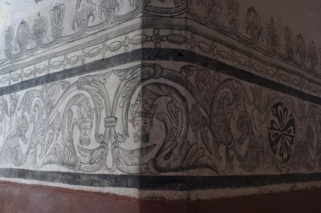 Claustro bajo con pintura mural