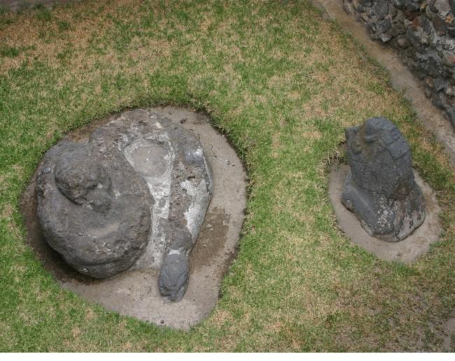 Escultura de serpiente y figura antropomorfa