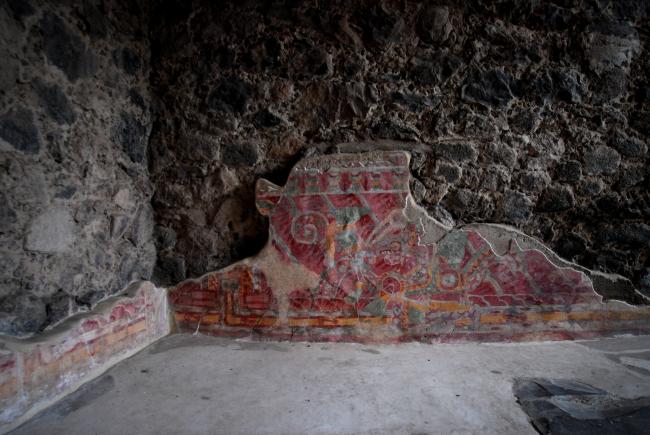 Hombre jaguar arrodillado frente a templo