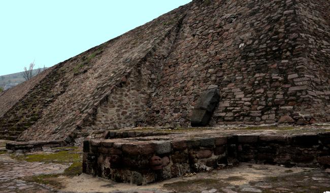 Muro de la pirámide donde se observa el Altar de los Cráneos o de las Calaveras