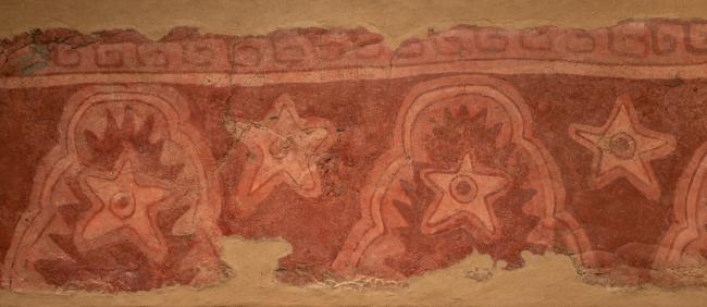 Diseño con formas polilobuladas que alternan con estrellas de cinco puntas