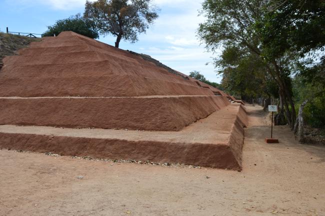 Fachada del Montículo B