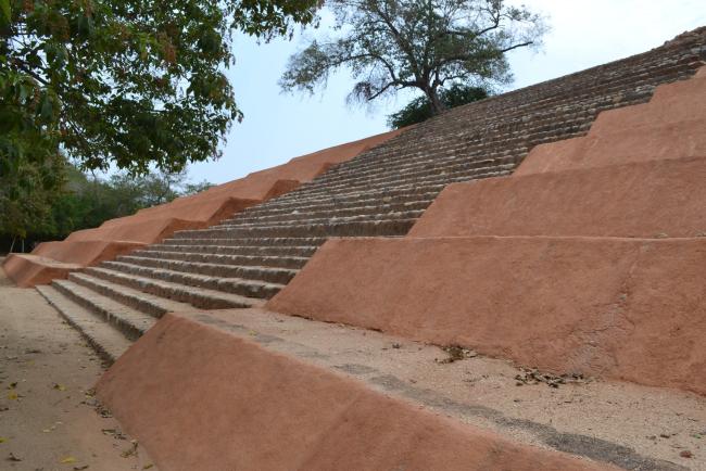 Fachada poniente del Montículo B
