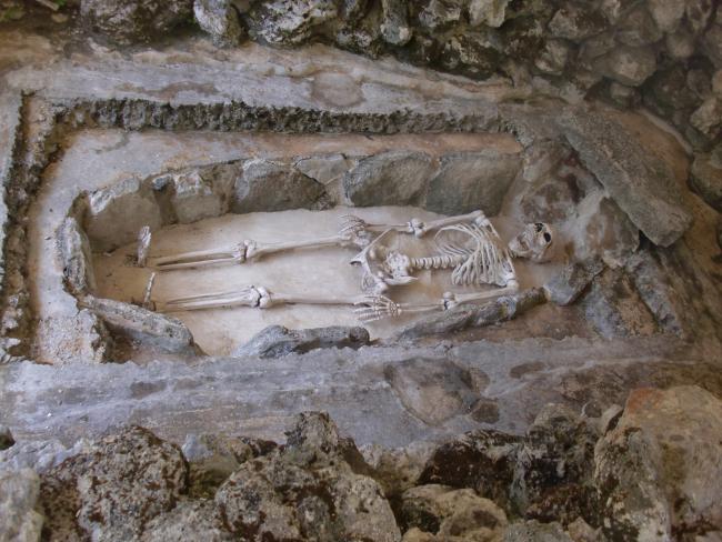 Altar central. Tumba