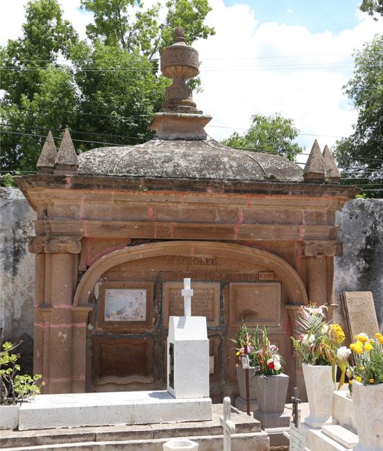 Sepulcro de la familia Mejía
