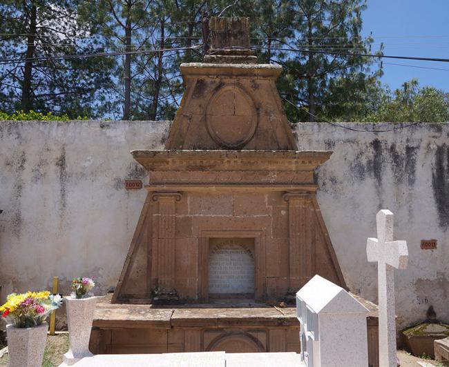 Sepulcro del cura Rafael María Martínez