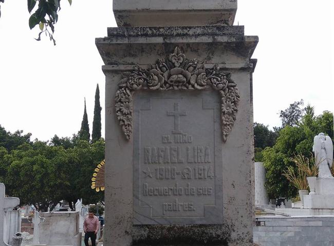 Sepulcro de Rafael Lira