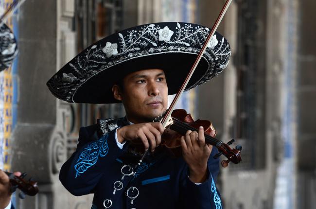 El Mariachi, música de cuerdas, canto y trompeta