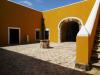 Patio y brocal de pozo