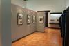 Lado izquierdo con mamparas para exposición temporal