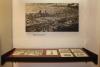 Lado derecho con mamparas para exposición temporal