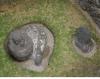 Escultura de serpiente y figura antropomorfa